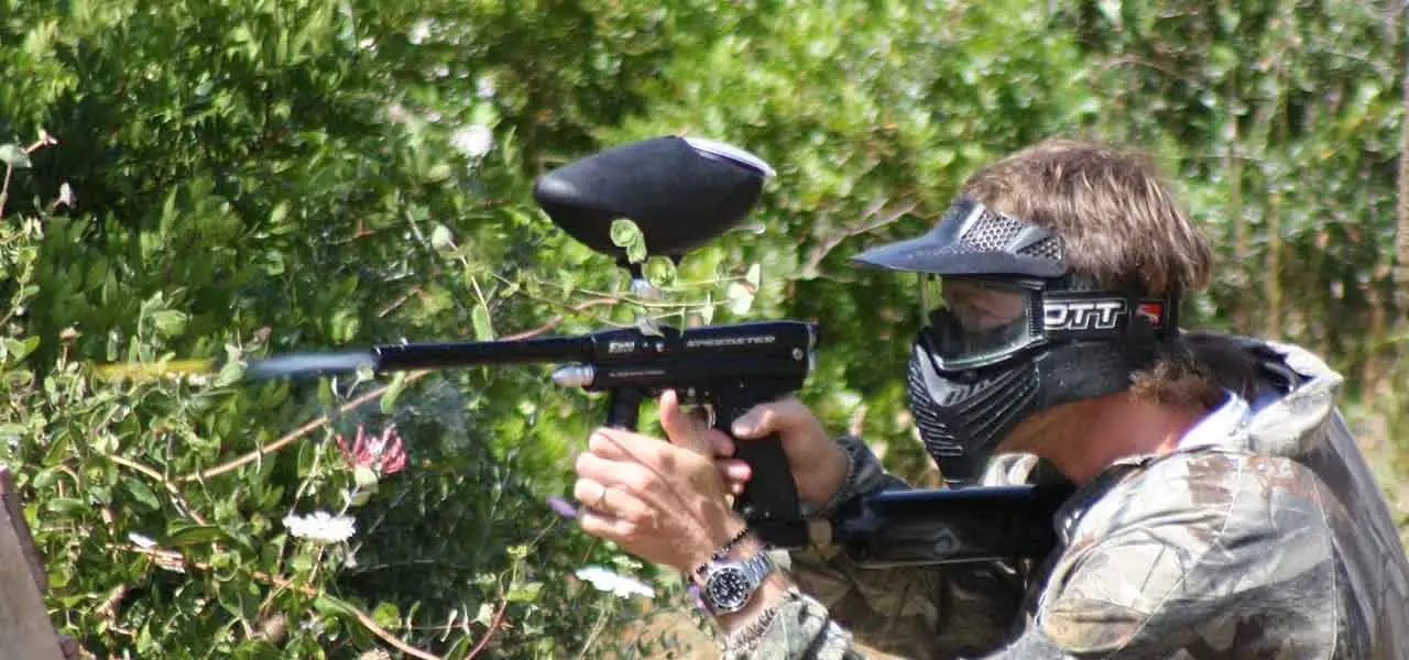 Play paintball with friends in Algarve